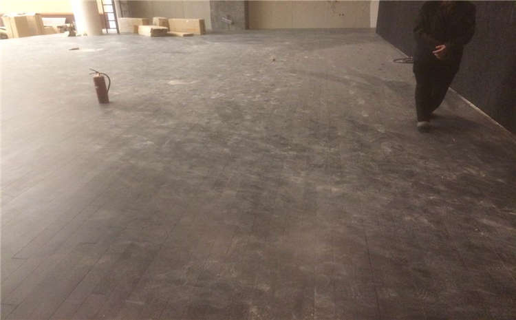 油漆丟了？運動木地板施工現場需要注意！