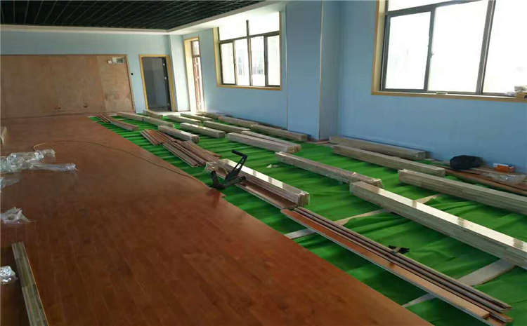 主輔龍骨結構實木運動地板造價是的多少？