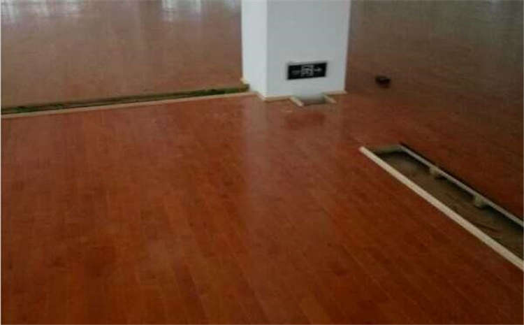 雙層龍骨結(jié)構(gòu)實(shí)木運(yùn)動地板造價是的多少？