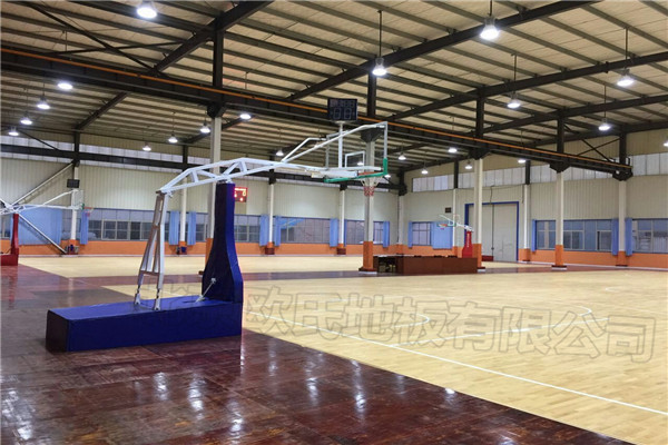 青島黃島區(qū)涌泉灣籃球俱樂(lè)部運(yùn)動(dòng)木地板圖1