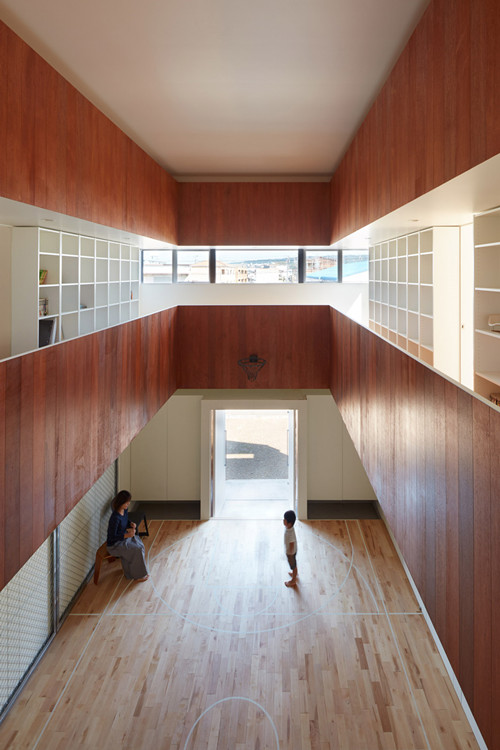 精致簡(jiǎn)約！歐氏地板帶您走進(jìn)日本某家庭自用的籃球場(chǎng)